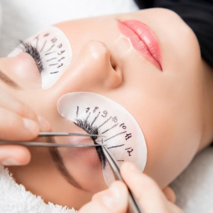 Як нарощують вії?